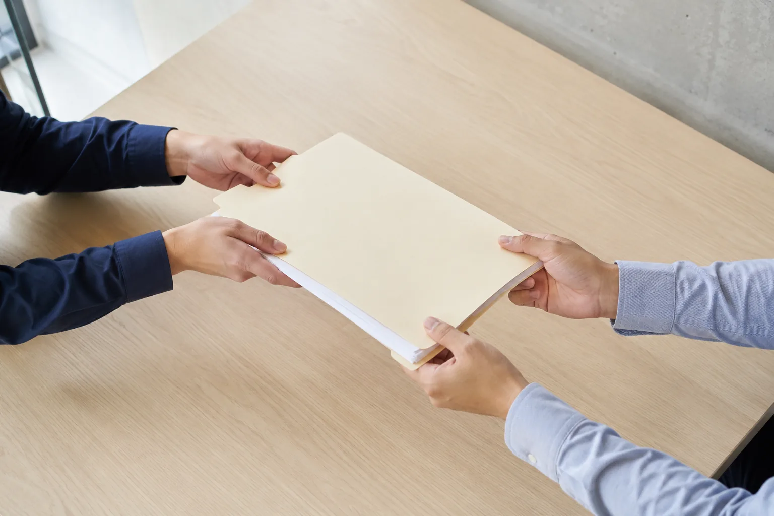 Entrega del expediente completo de un colaborador, en carpeta