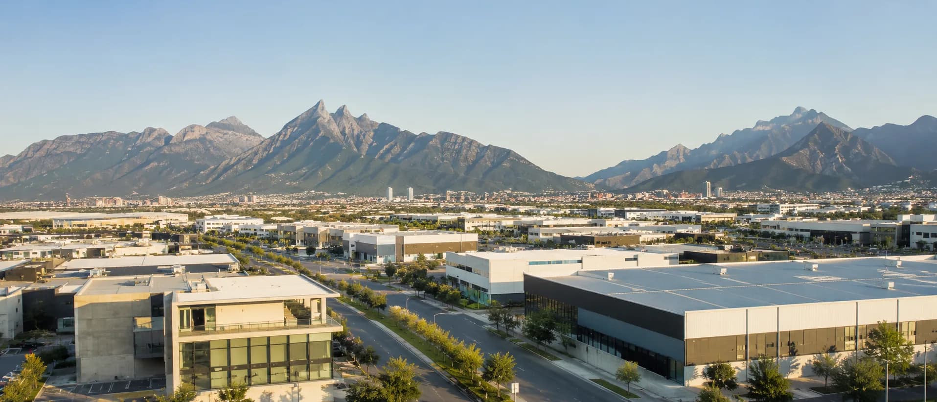 Distrito corporativo e industrial de Monterrey, con el Cerro de la Silla al fondo